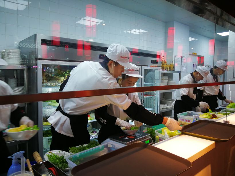 中小餐飲企業(yè)如何做好明檔廚房？四川餐廳廚房設備公司的實踐指南